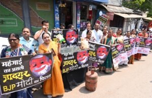 कांग्रेस ने रायपुर की जनता को दिखाया मोदी बीजेपी का जादुई पिटारा,पिटारे से निकाले महंगा तेल आटा चावल और ₹1100 का सिलेंडर