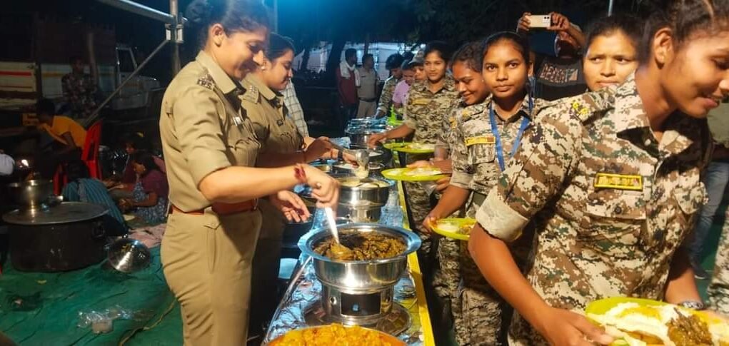 दिन भर की चुनावी ड्यूटी बाद जवानों के चेहरे पर खिली मुस्कान जब एसपी संग खाने पर बैठे बस्तर फाइटर के जवान