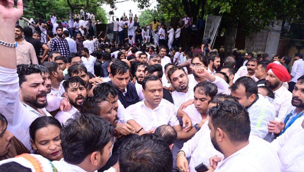 बिगड़ती कानून व्यवस्था को लेकर कांग्रेस का सरकार पर बड़ा हमला,पुलिस के वाटरकेनन, लाठीचार्ज से अनेकों कार्यकर्ता घायल