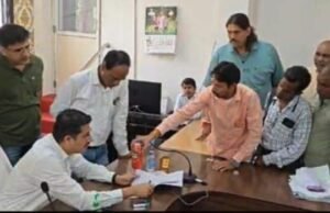 जनसुनवाई में कलेक्टर के समक्ष हाथों में शराब के क्वार्टर लेकर पहुंच गए शिवसेना नेता