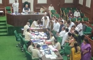 विधानसभा में जोरदार हंगामा, खाद-बीज की कमी और कालाबाजारी पर विपक्ष का विरोध, 23 विधायक निलंबित, कार्यवाही स्थगित