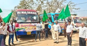 BALODABAZAR: सरपंच तारनी वर्मा ने माताओं-बहनों को कराई नि:शुल्क तीर्थ यात्रा, पाँच बसें राजिम और चम्पारण रवाना