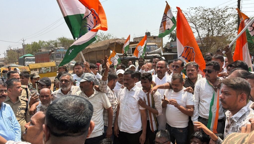 तिल्दा नेवरा के कांग्रेसियों ने किया विधायक कार्यालय का घेराव, जमकर की नारे बाजी, कहा मंत्री के संरक्षण में फल-फूल रहा अवैध कारोबार?.कांग्रेसियों ने कहा यह आंदोलन केवल विरोध नहीं…..