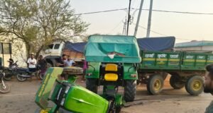 तिल्दा-नेवरा में भीषण सड़क हादसा, ट्रक ने ट्रैक्टर को मारी टक्कर; महिला गंभीर रूप से घायल