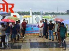 सिंधी पंचायत बारिश में जरूरतमंदों का बना सहारा, बांटी नि:शुल्क छतरियां