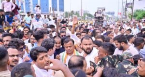 नकटी गांव में गरीबों के आशियानों पर बुलडोजर चलाने के खिलाफ प्रदेश कांग्रेस ने सरकार के खिलाफ मोर्चा खोल,विधायकों के आवास के लिए गरीबों से क्रूरता’
