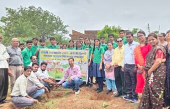 स्वामी आत्मानंद स्कूल रायखेड़ा में ‘एक पेड़ मां के नाम’ अभियान के तहत भारी वृक्षारोपण
