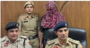 ऑनलाइन प्यार का झांसा, 90 लाख की वसूली का आरोप, युवती ने पहले प्यार का झांसा देकर युवक से कई बार पैसे लिए जब युवक ने पैसे देने से इनकार किया तो उसे झूठे रेप केस में फंसाने की धमकी देकर कथित रूप से ब्लैकमेल किया
